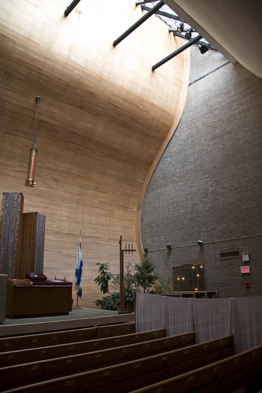 Interior view of the curved wall and skylight inside the Synagogue for the Arts