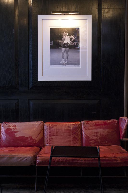 Seating corner and framed photo inside Warren 77