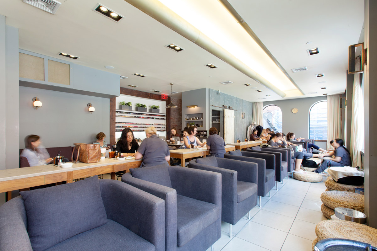 Women seated in the Tenoverten waiting and spa area